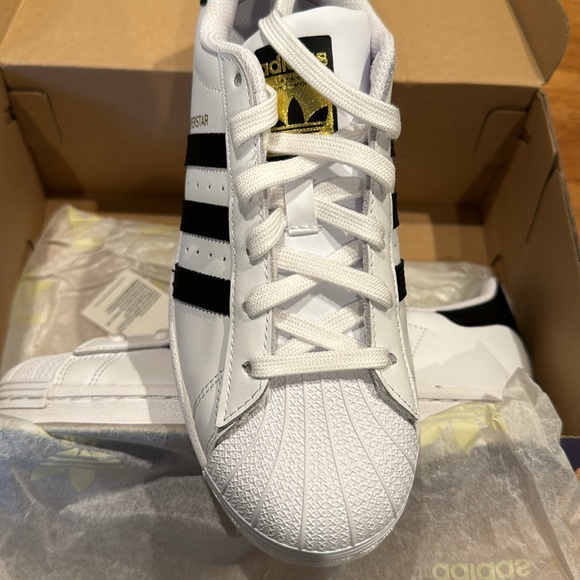 Adidas Superstar W - NWT - size 7 - Picture 3 of 5